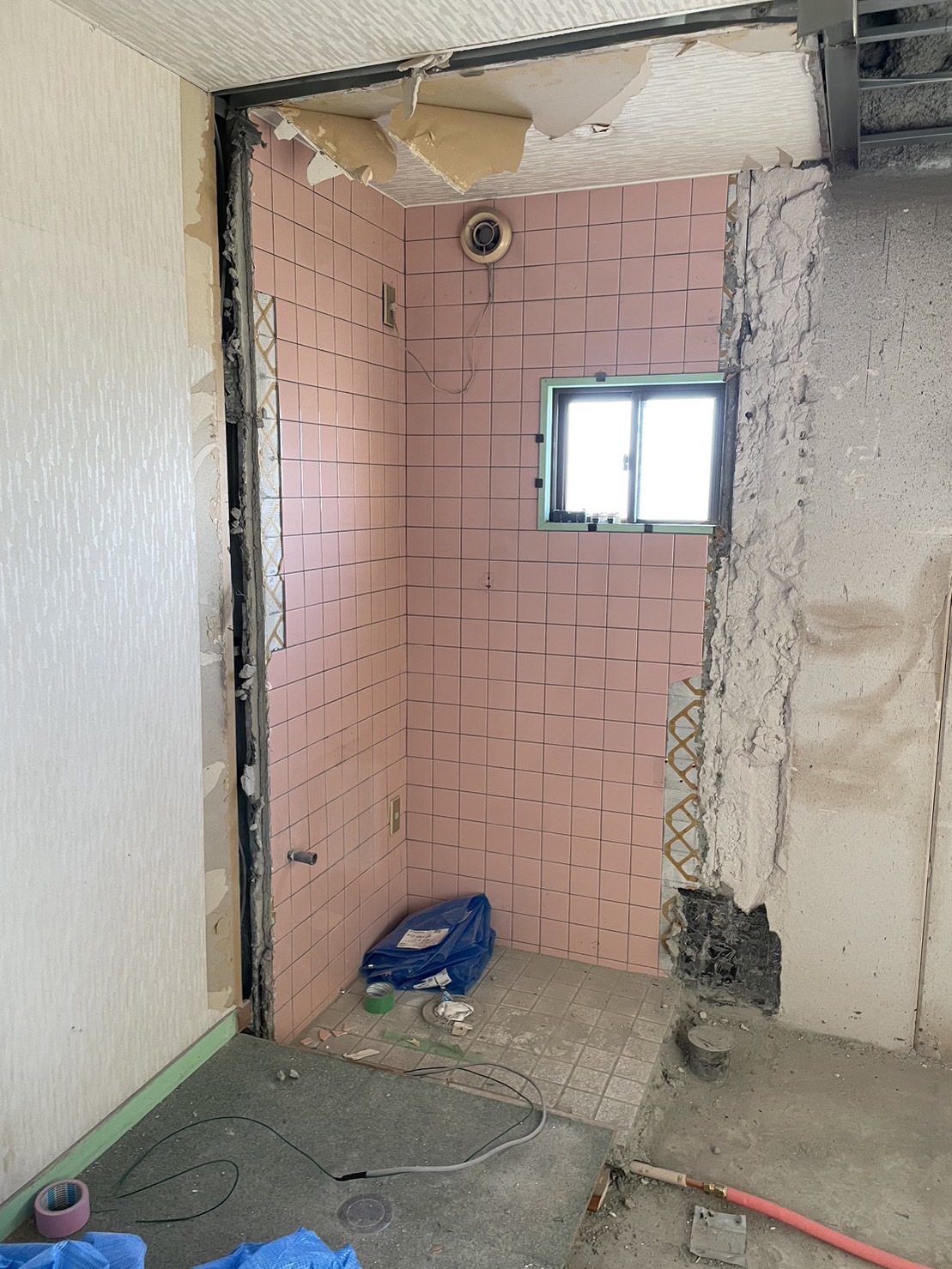 浴室との間仕切り壁も撤去
